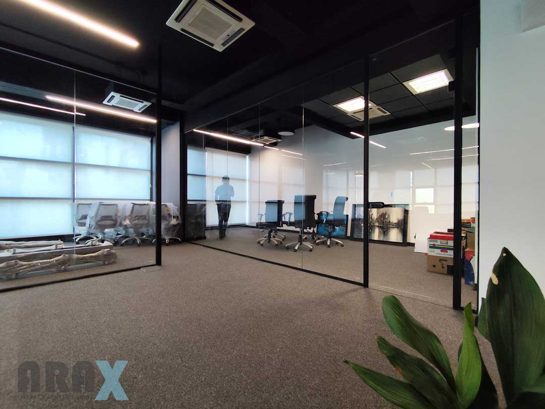 نصب پارتیشن شیشه ای حرفهای 09120711022 | آراکس گلس 12 frameless-glass-partition-aluminum-frame