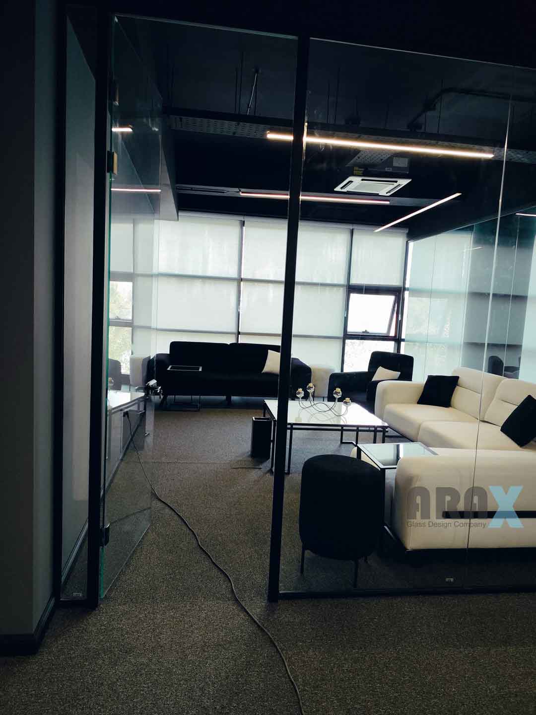 نصب پارتیشن شیشه ای حرفهای 09120711022 | آراکس گلس 16 frameless-glass-partition-office-view